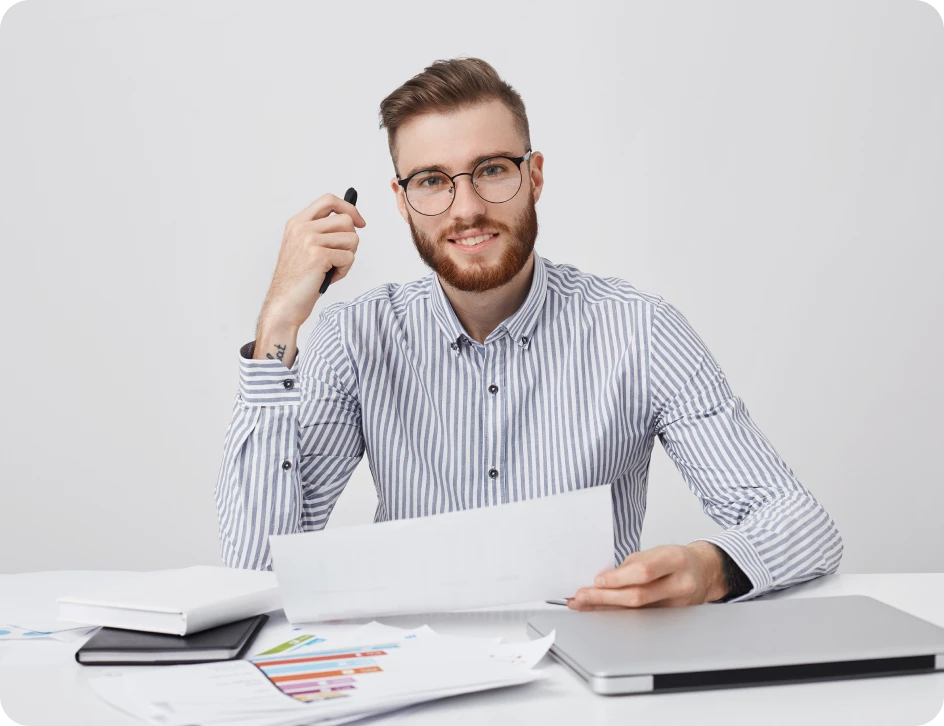 Кредиты аналитика. Банковский аналитик. Картинка кредитный аналитик. Человек с деньгами на белом фоне. Кредитный аналитик.